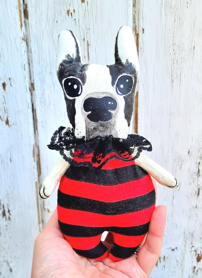 手作りフレンチブルドッグアートドール：ユニークな布製ぬいぐるみ犬