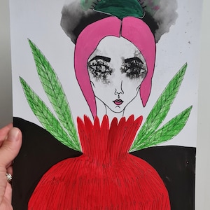 Puede incluir: Una ilustración en blanco y negro de una persona con cabello rosado y ojos grandes. La persona lleva una flor roja con hojas verdes. El fondo es blanco con acuarela negra y verde.