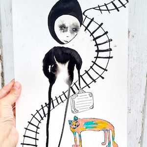 Puede incluir: Dibujo en tinta negra y blanca de una persona con una maleta y un gato. La persona lleva un sombrero y tiene un cuerpo largo y delgado. El gato es naranja, amarillo y azul. El dibujo está sobre un fondo blanco. La firma del artista, "M. BARNES", está en la esquina inferior derecha.