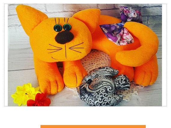 手作りのジンジャーキャットぬいぐるみ：ユニークなぬいぐるみアート 
