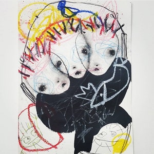 Peut inclure: Un dessin en noir et blanc de trois visages avec des lignes et des gribouillis colorés autour d'eux. Les visages sont dessinés dans un style enfantin avec de grands yeux et des traits simples.