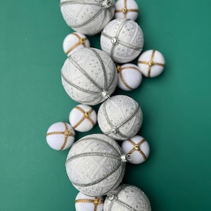 Pallina fatta a mano / Tessuto riciclato / Decorazione ecologica per Natale e Diwali / Bomboniera per matrimonio / Ornamento sostenibile / 8 cm + 10 cm