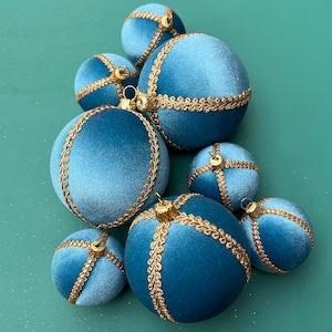 Handmade Velvet Bauble | Upcycled Fabric | Eco-Friendly Christmas Decor | Traditional Wedding Favour | Sustainable Gift | 8 cm