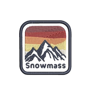 Puede incluir: Parche bordado con una cordillera en azul marino sobre un degradado de atardecer rojo, naranja y amarillo. El parche tiene un borde azul marino y la palabra "Snowmass" en blanco.