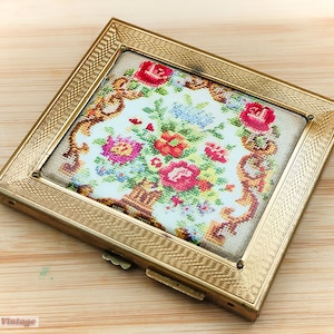 Gwenda goudkleurige vintage bloemensigarettenkoker/compact-tobacciana-0or