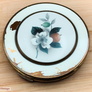 Slightly Distressed Rustic Floral White-Vintage Ladies Powder Compact-1pi, compact mirror, vintage compact, handheld mirror, vintage vanity