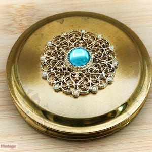 Tono dorado con diamantes azules - Maquillaje/polvo compacto vintage - 0ye, espejo compacto, compacto vintage, espejo de mano, tocador vintage