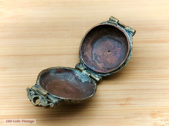 Brass and Copper Medal Shaped Vintage Locket/Pend… - image 6