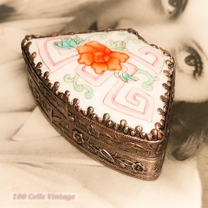 Fan shaped Asian silver tone white floral-7cm-vintage pill box-205-keepsake box, jewelry box, trinket box, treasure box