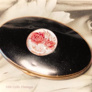 Revlon Textured Gold Turn-vintage Ladies Powder Compact-1pi