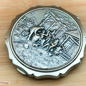 Stratton Silver Tone Embossed Village Scene-Vintage Make Up/Powder Compact-1bl