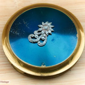 Flor azul con joyas y diamantes - Maquillaje/polvo compacto vintage - 0ye, espejo compacto, espejo vintage, espejo de mano, tocador vintage