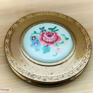 Polvo compacto para dama vintage con diseño floral en tono dorado de Mascot -cre, espejo compacto, espejo vintage, espejo de mano, espejo de tocador vintage