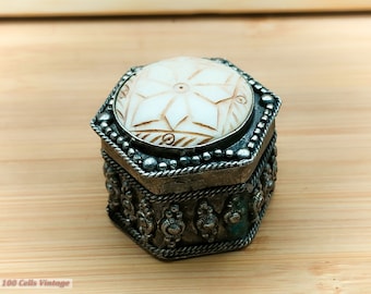 Small Metal Carved White Top Vintage Pill/Trinket/Snuff Box -cli keepsake box, jewelry box, trinket box, treasure box