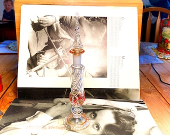 Flacone vintage in vetro egiziano rosso e trasparente, ritorto, da 20 cm.