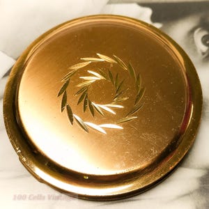 Espejo de maquillaje vintage con diseño radial art déco en tono dorado, 1 m, compacto vintage, espejo de mano, tocador vintage.