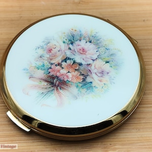 Stratton White Floral Bouquet-Vintage Ladies Powder Compact -0pi, compact mirror, vintage compact, handheld mirror, vintage vanity