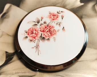 Polvos compactos vintage con estampado floral blanco y rosa de Stratton: Espejo de maquillaje - 1 unidad