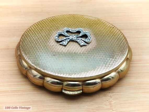 Kigu Oval With Diamantes and Patina-vintage Ladies Powder