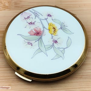 Stratton White Floral Signed G Breeze- Vintage Make Up/Powder Compact-203, compact mirror, vintage compact, handheld mirror, vintage vanity