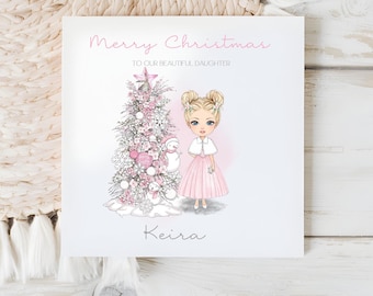 Puede incluir: Tarjeta de Navidad con una ilustración rosa y blanca. La tarjeta presenta un árbol de Navidad, una niña con un vestido rosa y el texto "Merry Christmas to our beautiful daughter". El nombre "Keira" está escrito en la parte inferior.