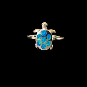 Può includere: Un anello d'oro con un design a forma di tartaruga in opale blu.