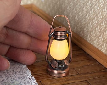 Lampada lanterna a olio a LED a batteria in miniatura per casa delle bambole in scala 1:12
