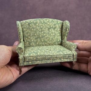 Handgjord miniatyr stoppad antik Queen Anne-soffa i skala 1:12