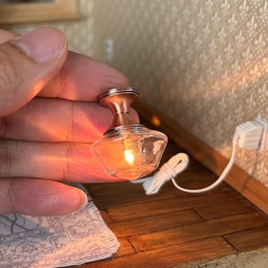 Miniatyr 12 volts trådbunden skollampa i skala 1:12