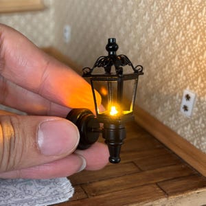 2-pack: 1:12 miniatuur led-buitenkoetslamp – buitenwandlamp voor poppenhuis voor veranda, entree en dioramascènes