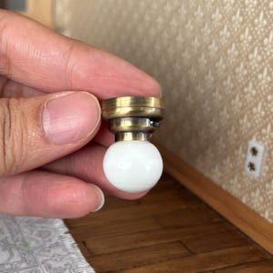 Paquete de 2 lámparas para casa de muñecas a escala 1:12, LED con base de metal y pantalla de vidrio, funcionan con pilas.