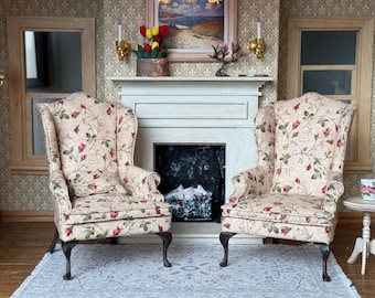 Miniatura de sillón orejero tapizado con almohada a escala 1:12