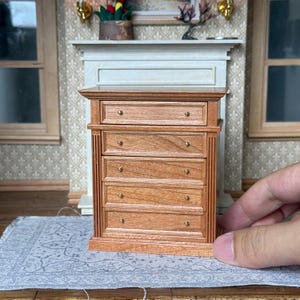 Cómoda de roble a escala 1:12: baúl de casa de muñecas en miniatura de 5 cajones hecho a mano
