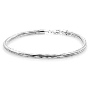 Op de afbeelding: Een zilveren slangenketting armband met een karabijn sluiting.
