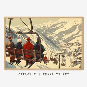 以下が含まれることがあります： 雪山を登るスキーリフトに乗った4人の人物を描いたヴィンテージイラスト。人物は赤、青、白の冬服を着ています。山腹は雪と木々で覆われています。イラストはレトロなスタイルで、暖色系のカラーパレットで描かれています。