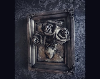 Wall decor frame ""BLOODY SKULL FLOWERS“ roses skulls anatomic heart  bones black silver Gothic Home Decor