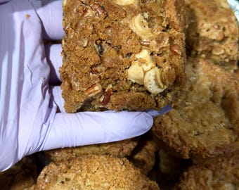 Blondies de crema de galletas / Blondies de Biscoff con chispas de chocolate blanco y nueces pecanas / Barras de postre gourmet / Dulces caseros / Idea de regalo dulce