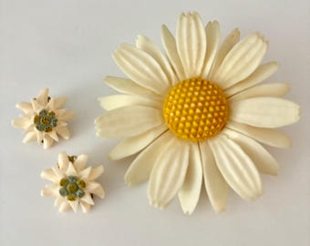 Mod Vtg Carved Daisy Brooch with Earrings