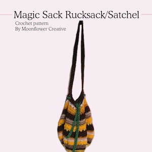 Könnte beinhalten: Ein gehäkelter Magic Sack Rucksack/Satchel in Braun-, Gelb- und Weißtönen. Die Tasche hat einen Kordelzugverschluss und einen langen Riemen. Der Text "Magic Sack Rucksack/Satchel" und "Crochet pattern By Moonflower Creative" sind sichtbar.