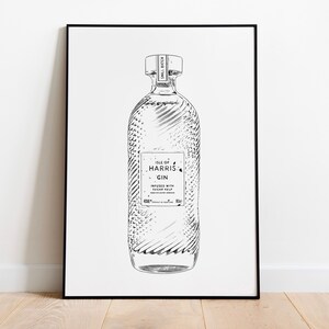 K&ouml;nnte beinhalten: Schwarzwei&szlig;-Linienkunst-Druck einer Flasche Isle of Harris Gin. Die Flasche ist strukturiert und tr&auml;gt ein Etikett mit der Aufschrift "Isle of Harris Gin, mit Zuckeralgen versetzt".