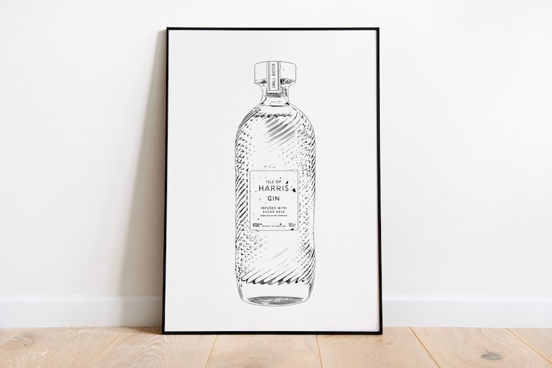 K&ouml;nnte beinhalten: Schwarzwei&szlig;-Linienkunst-Druck einer Flasche Isle of Harris Gin. Die Flasche ist strukturiert und tr&auml;gt ein Etikett mit der Aufschrift "Isle of Harris Gin, mit Zuckeralgen versetzt".
