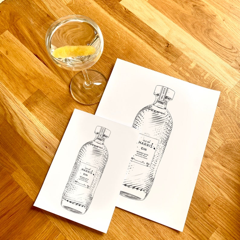 K&ouml;nnte beinhalten: Zwei Schwarzwei&szlig;illustrationen einer Flasche Isle of Harris Gin auf wei&szlig;em Papier. Die Flasche ist klar und hat eine strukturierte Oberfl&auml;che. Der Text auf der Flasche lautet "Isle of Harris Gin" und "Infused with Heather and Seaweed".
