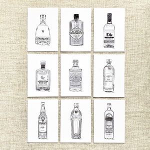 K&ouml;nnte beinhalten: Neun Schwarzwei&szlig;-Zeichnungen von verschiedenen Gin-Flaschen. Die Flaschen sind in drei Reihen zu je drei angeordnet. Die Flaschen haben alle unterschiedliche Formen und Gr&ouml;&szlig;en und tragen unterschiedliche Etiketten. Die Etiketten enthalten die Namen der Gins, wie z. B. "Hendricks Gin" und "Tanqueray Gin".