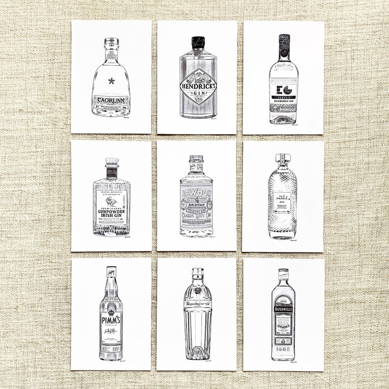 K&ouml;nnte beinhalten: Neun Schwarzwei&szlig;-Zeichnungen von verschiedenen Gin-Flaschen. Die Flaschen sind in drei Reihen zu je drei angeordnet. Die Flaschen haben alle unterschiedliche Formen und Gr&ouml;&szlig;en und tragen unterschiedliche Etiketten. Die Etiketten enthalten die Namen der Gins, wie z. B. "Hendricks Gin" und "Tanqueray Gin".
