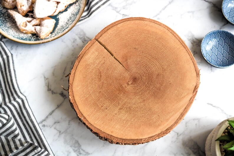 Holz Kuchen Stand aus BaumScheiben. Rustikale Kuchenplatte ...