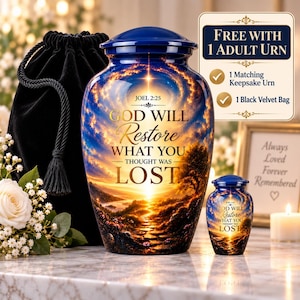 Peut inclure: Une grande urne funéraire bleue et une urne souvenir plus petite assortie, toutes deux ornées d'un paysage au coucher du soleil avec le texte "JOEL 2:25 GOD WILL Restore WHAT YOU THOUGHT WAS LOST." Un sac en velours noir est placé derrière.