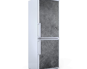 Puede incluir: Un frigorífico blanco con un panel de puerta gris con textura de hormigón. El frigorífico tiene dos puertas, una superior y otra inferior, con tiradores plateados. La textura de hormigón añade una estética moderna e industrial.
