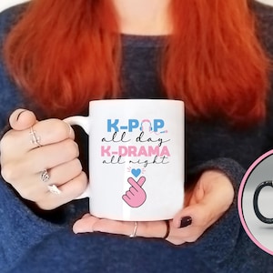 K-Pop den ganzen Tag, K-Drama die ganze Nacht / K-Drama / K-Pop / Idol / Kpop / Kdrama / Koreanisch / Geschenk / Korea / Heimdekoration
