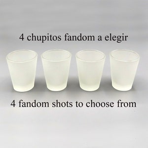 Puede incluir: Cuatro vasos de chupito de vidrio esmerilado alineados en una fila. El texto "4 chupitos fandom a elegir" está por encima de los vasos y "4 fandom shots to choose from" está por debajo de los vasos.