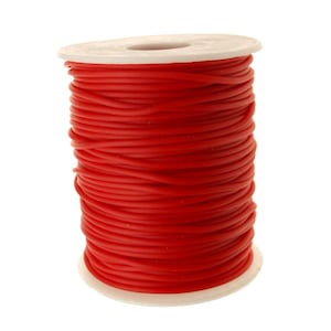 Peut inclure: Une bobine de tube en caoutchouc rouge vif. Le tube est enroulé serré autour d'une bobine en plastique blanc. L'image est un gros plan, soulignant la texture et la couleur du matériau. Le tube semble lisse et souple.